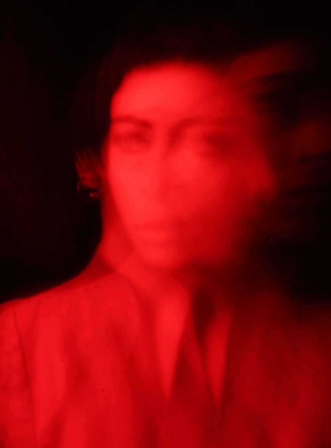 <img src=“natia vakhtangishvili portreti” alt=“portreti tsitelshi” title=“Portrait of a woman in red”