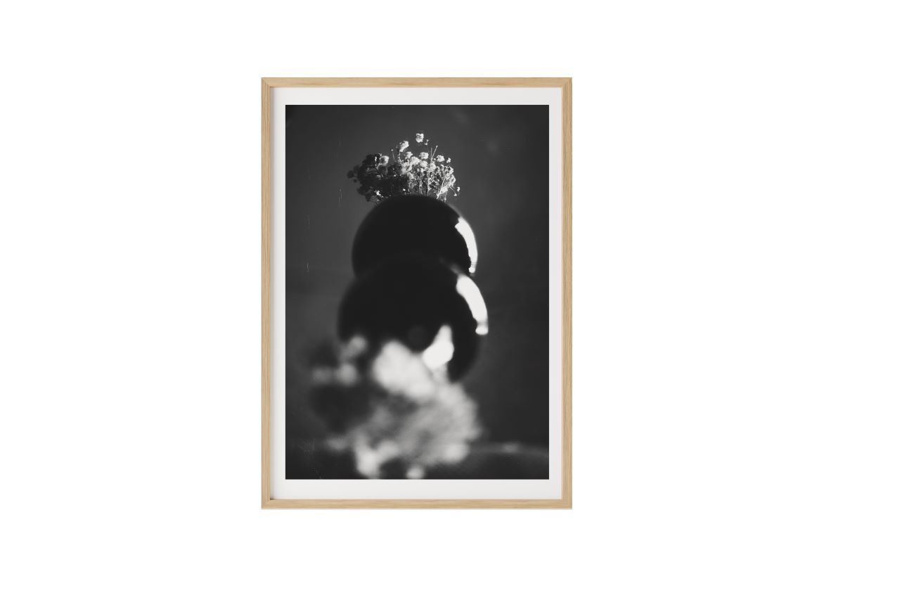 <img src=“Ana Lotuashvili Vase” alt=“Black and white vase reflection” title=“Film photo”