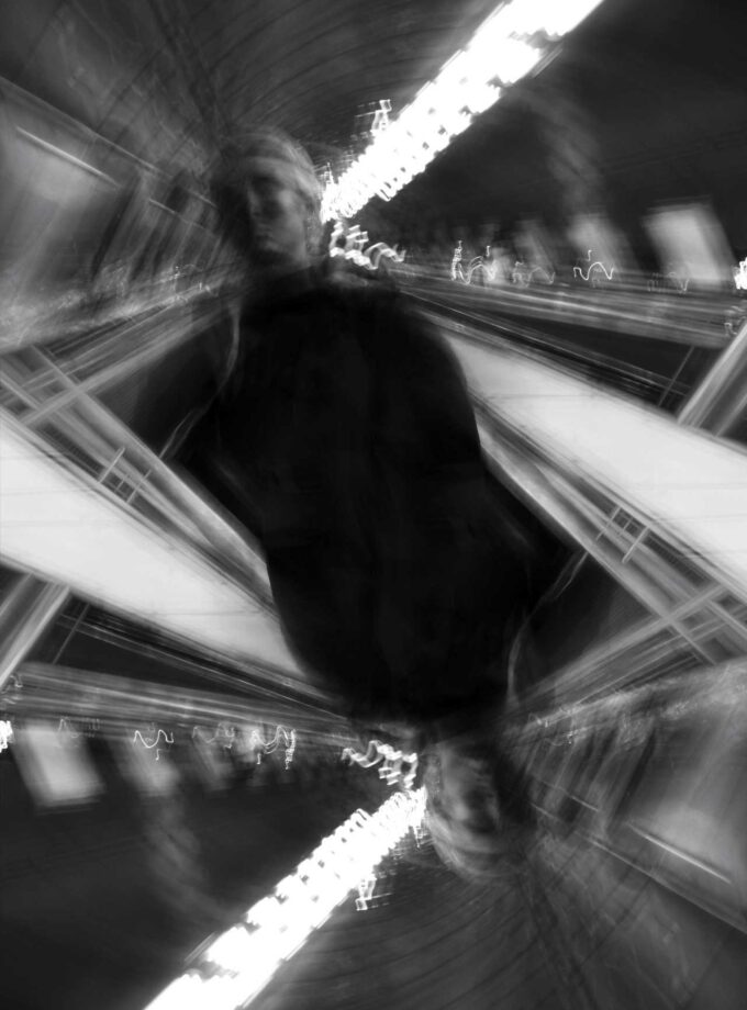 <img src=“natia vakhtangishvili portreti2” alt=“portreti shavtetri” title=“Portrait of a woman in black and white”